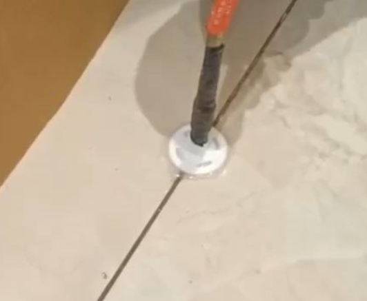 黔南瓷砖空鼓维修公司专业解答瓷砖在铺贴过程中，如果没有涂抹均匀到位的粘结材料（如水泥砂浆或瓷砖胶），可能会导致以下问题