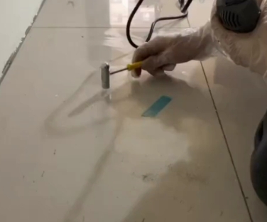 黔南瓷砖开裂维修公司专业分享瓷砖在铺贴前如果没有沥干水分，将会导致以下问题